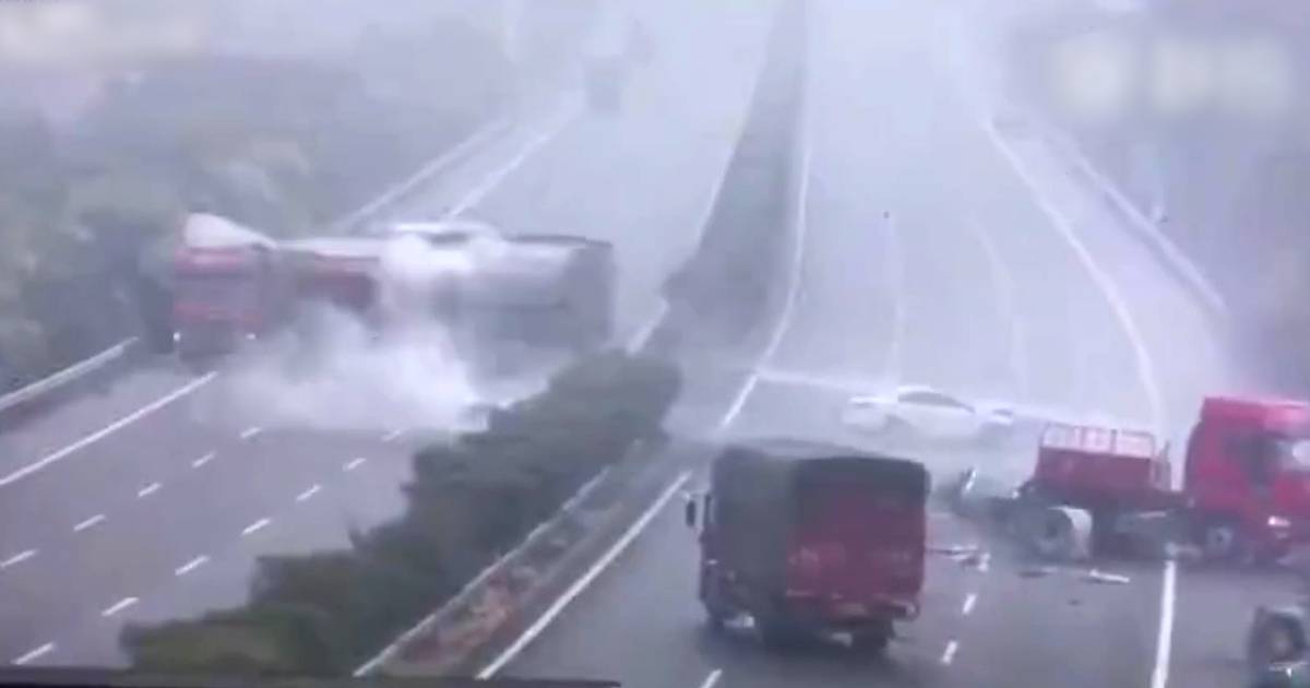 Spectaculair ongeluk: vijf vrachtwagens crashen in China.