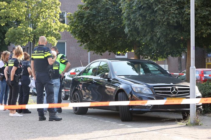 De politie doet onderzoek bij de gevonden Mercedes.