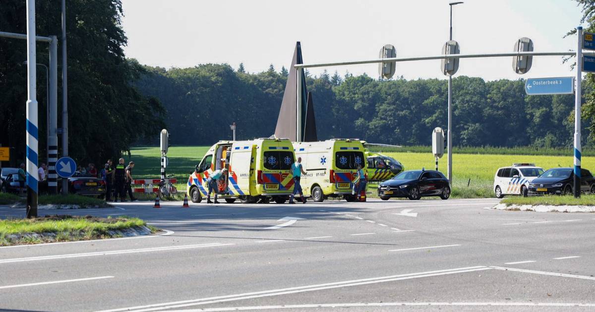Vrouw op e-bike ernstig gewond na aanrijding in Arnhem.