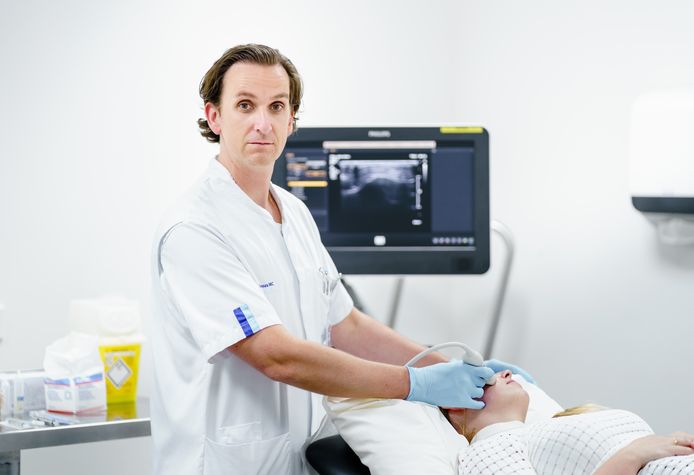 Cosmetisch arts Tom Decates houdt spreekuur voor mensen waarbij iets mis is gegaan tijdens een cosmetische behandeling.