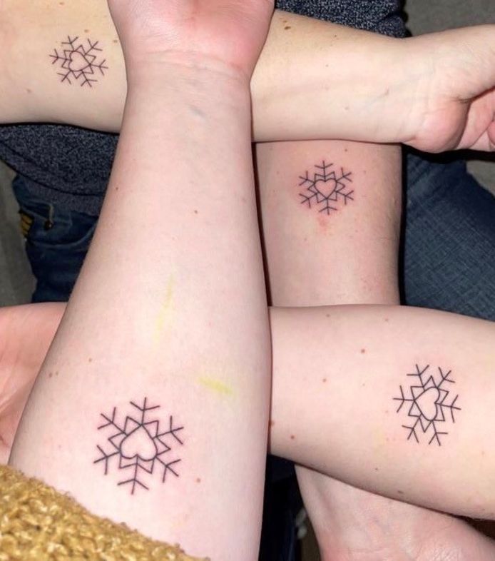 Mariska, Jurgen en hun twee dochters lieten dezelfde tatoeage, ontworpen door oudste dochter Julia, zetten.