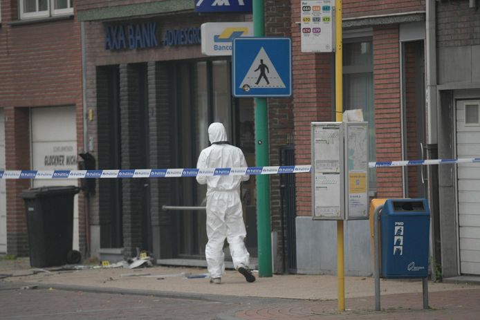 Het bankkantoor van AXA in de Kapelstraat in Essen was het doelwit van de criminelen.