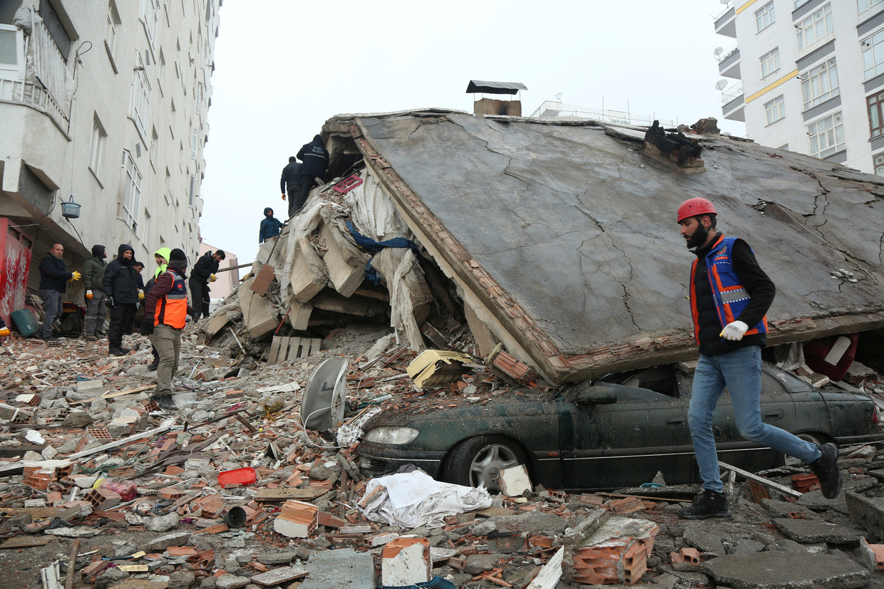 Reddingswerkers zoeken in Diyarbakir, Turkije, naar overlevenden.  Beeld REUTERS