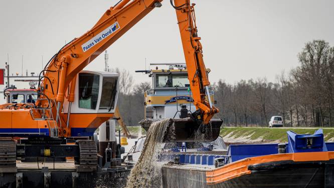 Treintje van schepen zorgt voor een dieper Twentekanaal: straks tientallen containers extra op een schip