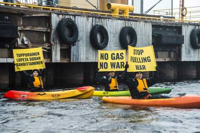 Greenpeace blokkeert lossen van Russisch gas in Finland
