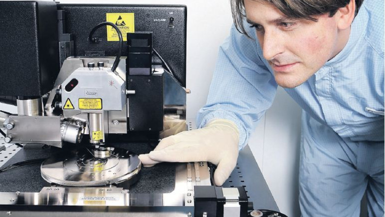 Vincent Fokkema bij de speciale microscoop die de minuscule celblaasjes detecteren kan. Beeld Jörgen Caris