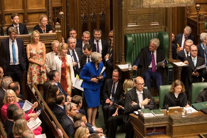 Theresa May (in het blauw) begroet John Bercow (man met paarse das zittend in groene stoel).