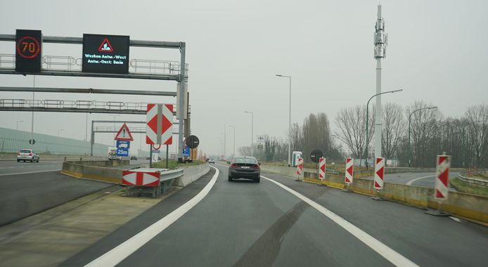 Rechts de oude afrit Zwijndrecht, vanaf nu rijdt het verkeer rechtdoor over de Pastoor Coplaan richting Hoefijzersingel.