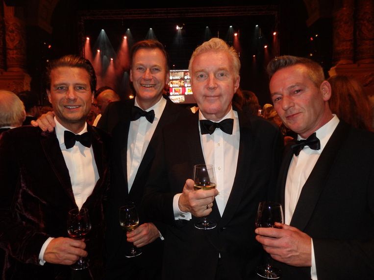 Erik van Hoeven (ST Studio), Martin Elferink, partner van Carrécoryfee André van Duin, en Bas Guis (vlnr, Endemol Shine) Beeld Schuim