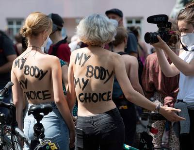 À Berlin, des femmes manifestent topless pour revendiquer le droit aux seins nus