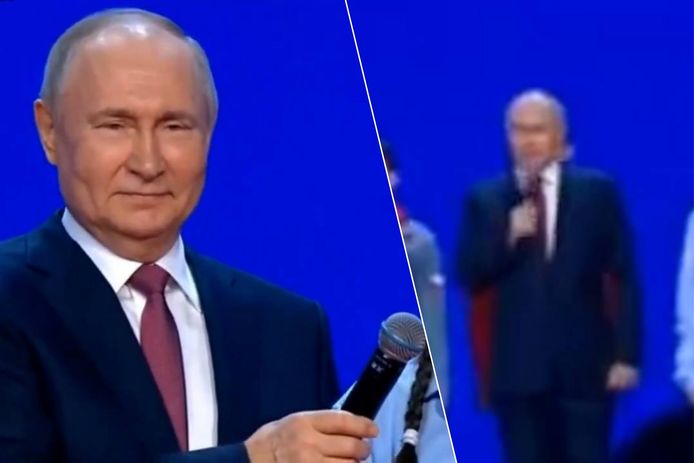 Poetin krijgt een microfoon in zijn hand tijdens het volkslied, waardoor iedereen zijn valse noten kan horen.