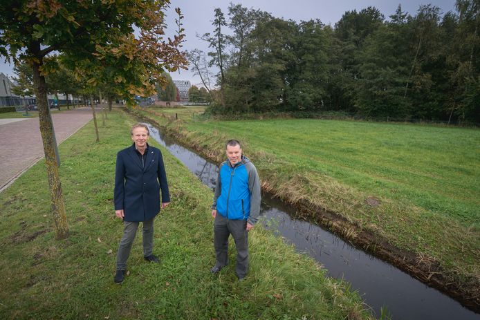 Wieger Wamelink (rechts) en Lex Roders. Aan de andere kant van de sloot ligt het weitje waar de WUR de compensatiebomen wil planten.