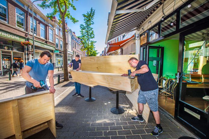 Cafe 42 in de Piet Heinstraat maakt het terras gereed voor komende maandag.