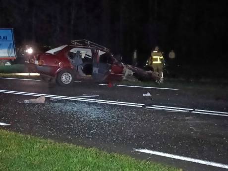 Zware crash in Varsseveld: bestuurder (25) met stoel en al uit auto geslingerd, zwaargewond naar ziekenhuis