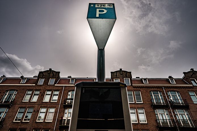 Veel inwoners van Amsterdam komen in financiële problemen als gevolg van naheffingen na een parkeerboete.