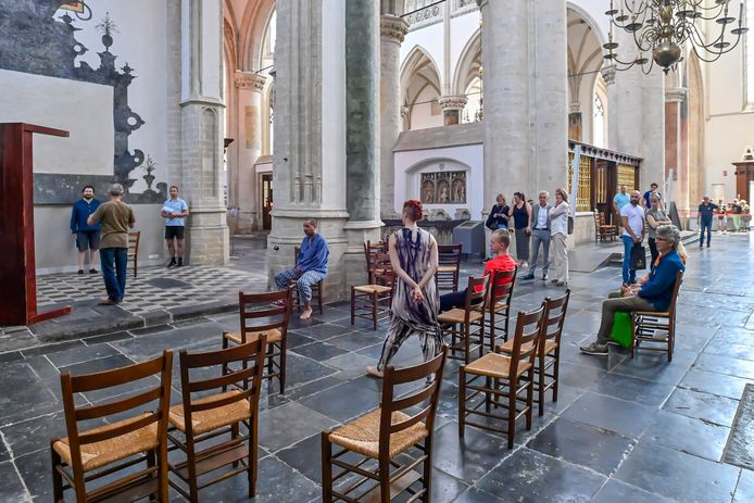 Toeristen blijven verrast staan kijken bij de generale repetitie in de Grote Kerk van de voorstelling Stemming, een moment om te gedenken