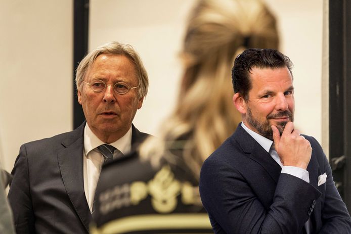 Peter den Oudsten, waarnemend burgemeester van Utrecht, in gesprek met politie tijdens de schorsing in een speciale commissievergadering van de gemeenteraad. Inzet: Jerry Goossens.
