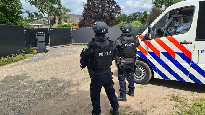 Politie bij de twee loodsen in Nederweert.