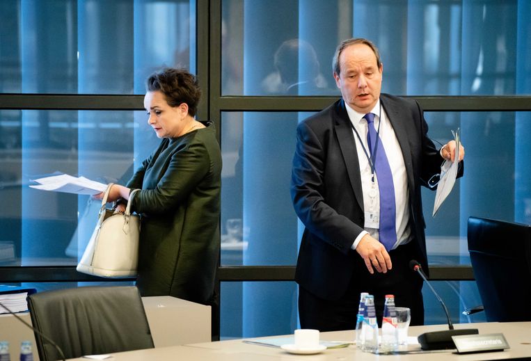 Staatssecretarissen Alexandra van Huffelen (Toeslagen en Douane) Hans Vijlbrief (Belastingdienst) tijdens een algemeen overleg over de Belastingdienst in de Tweede Kamer. Beeld ANP