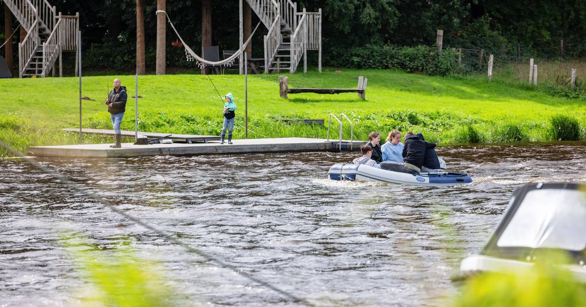 Waterschap waarschuwt voor snelstromende Vecht door regen ‘Zwemmen raden we ten zeerste af