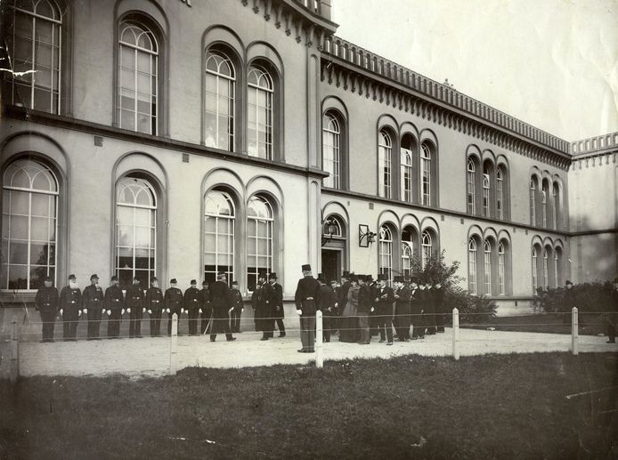 Botha (met hoge hoed en baard) en De la Rey (achter Botha) bezoeken Bronbeek in 1902.