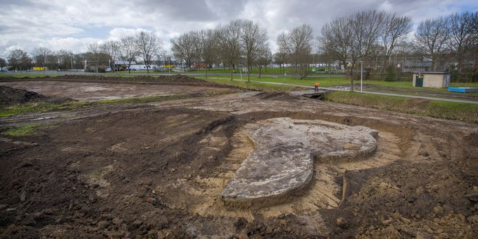 Archeologen hebben op toekomstig industrieterein Bakesteinsezoom in Hendrik-Ido-Ambacht een Duitse tankstelling uit de Tweede Wereldoorlog blootgelegd.