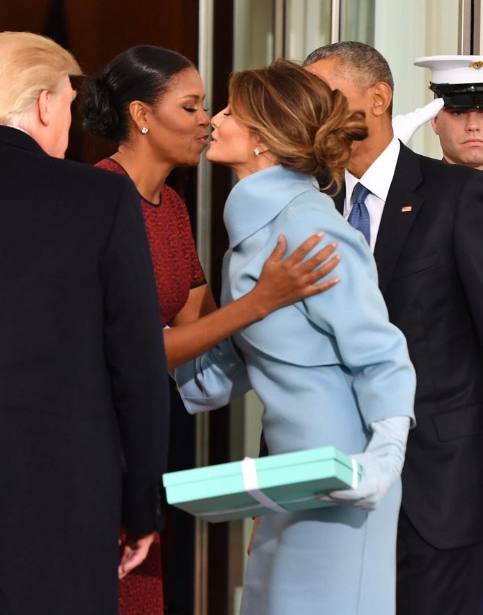 First Lady Obama ontvangt Melania Trump, die een onverwacht cadeautje had meegebracht.