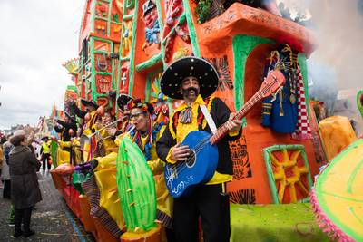 Draken stelen de show tijdens optocht in Made