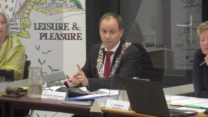 Burgemeester Anton Ederveen van Valkenswaard roept gemeenteraadsleden op op hun woorden te letten.
