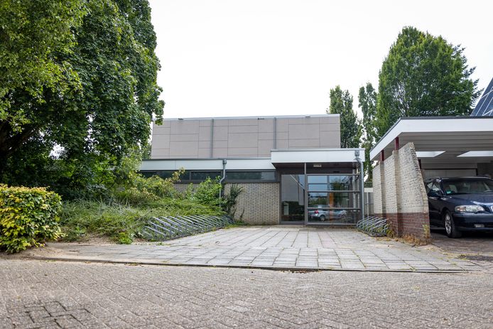 Sporthal Hooiberg is gerenoveerd. Buitenzijde van sporthal De Hooiberg is voorzien van nieuwe isolerende en duurzame bekleding.