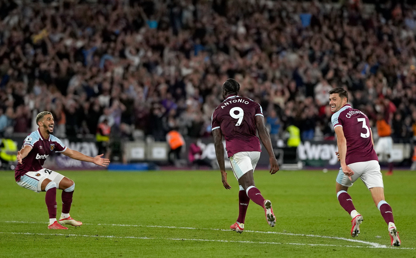 Вест хэм юнайтед трансляция. West Ham vs man Utd. Man United vs West Ham. Manchester United vs West Ham. Manchester United Live