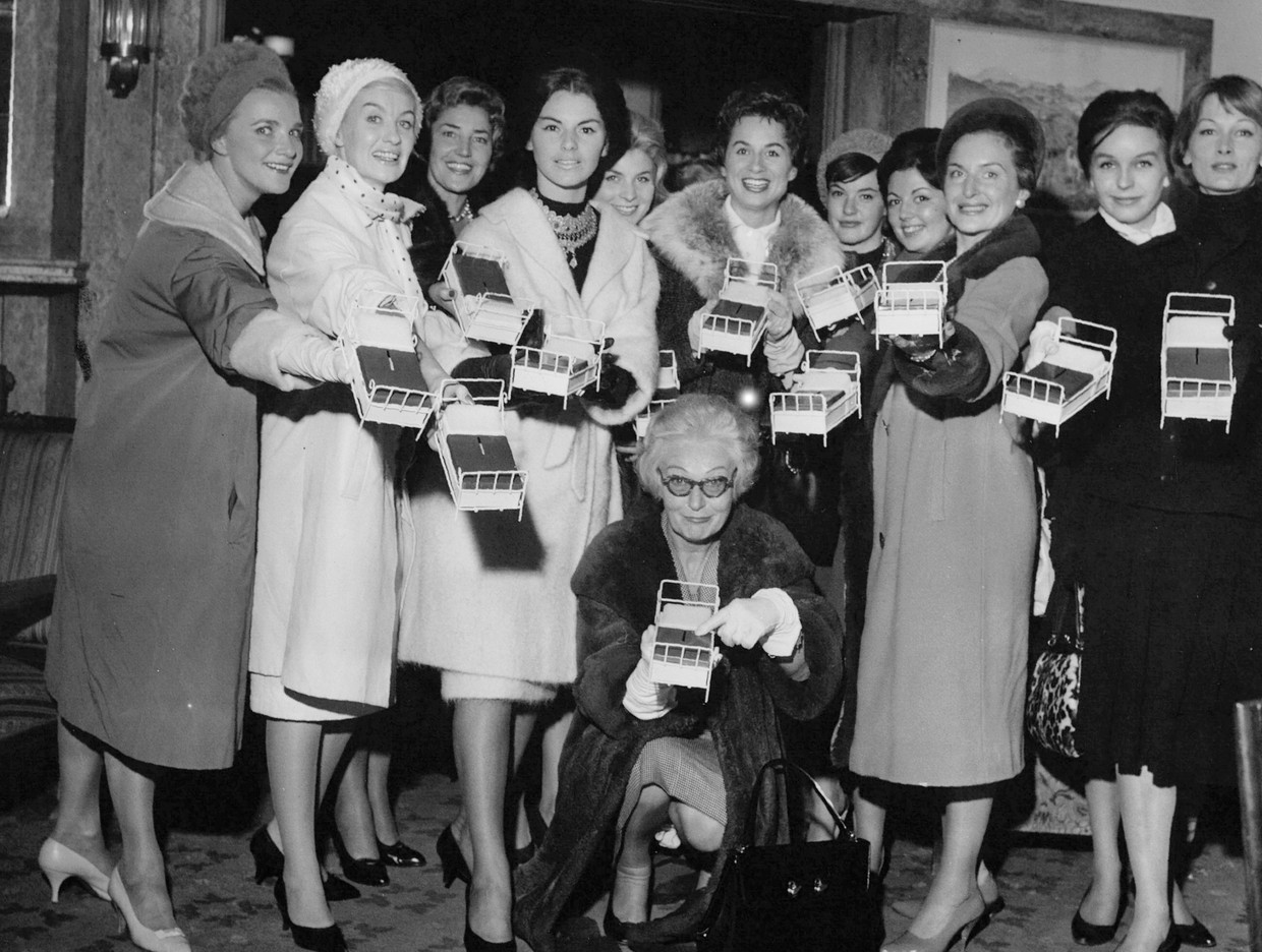 Beeld uit 1959: een groep vrouwen heeft in de Amsterdamse binnenstad gecollecteerd voor de Witte Bedjes.  Beeld -