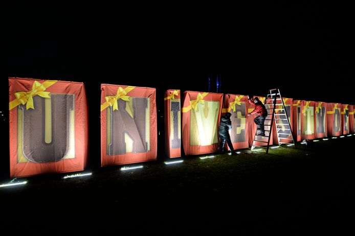 Afgelopen nacht werd er hard gewerkt om alle letters te voorzien van een chocolade-hoesje