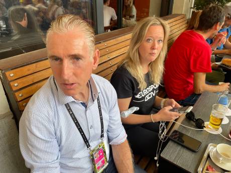 Wielerlegende Seán Kelly geniet van een koffie aan café Sport: “Ik durf te gokken op een outsider”