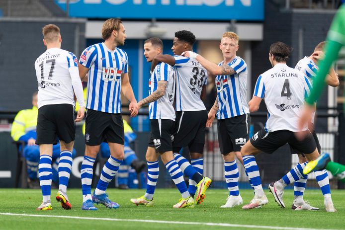 FC Eindhoven viert de 1-0 van Joey Sleegers in de ruime zege op FC Dordrecht.