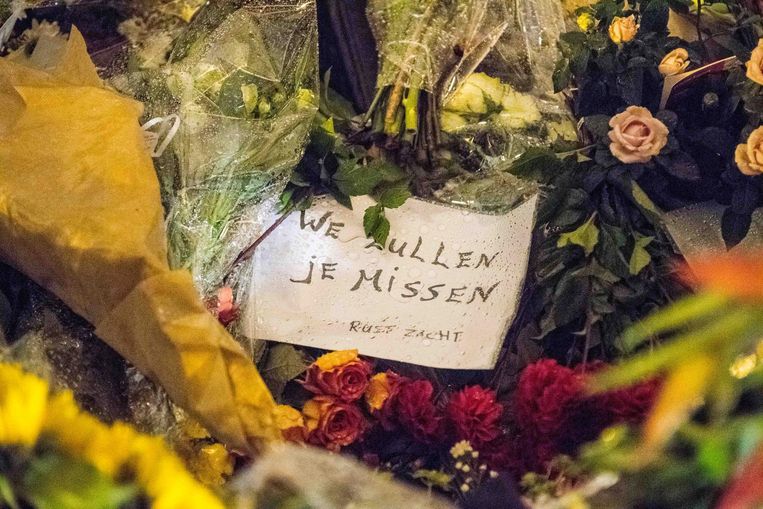Bloemen voor de ambtswoning van Van der Laan aan de Herengracht. Beeld ANP