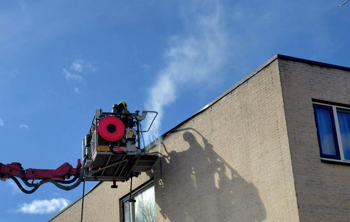 De brandweer zette een hoogwerker in.