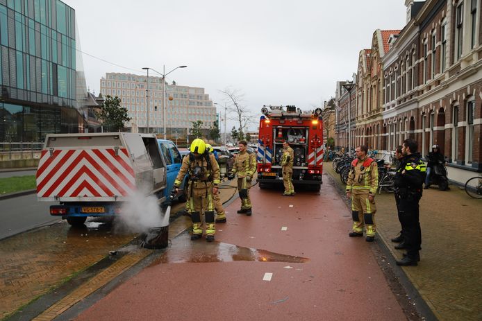 De brandweer heeft vanmiddag op de Coenderstraat in Delft een brandende ton in handhaversvoertuig geblust.
