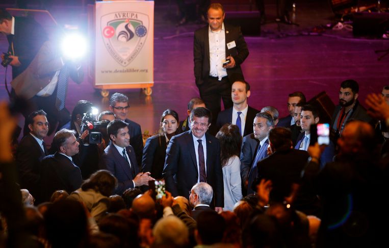 De Turkse minister van economische zaken Nihat Zeybekci afgelopen maart op een bijeenkomst over het Turkse referendum in het Duitse Leverkusen. Zeybekci is deze week niet welkom in Oostenrijk om de mislukte coup van vorig jaar te herdenken. Beeld AFP
