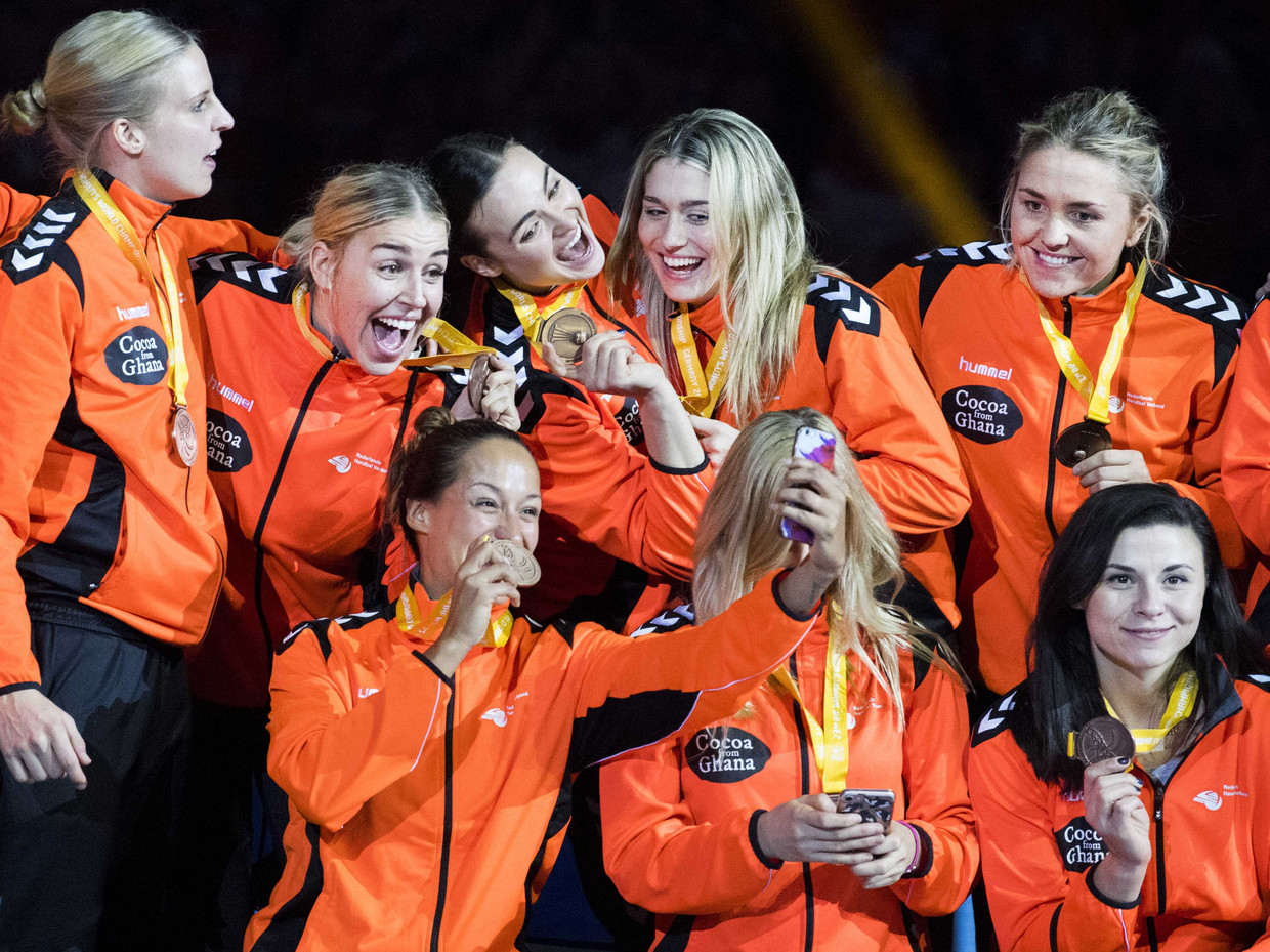 Het Nederlands vrouwenhandbalteam met de bronzen medaille van het WK handbal in 2017 Beeld ANP