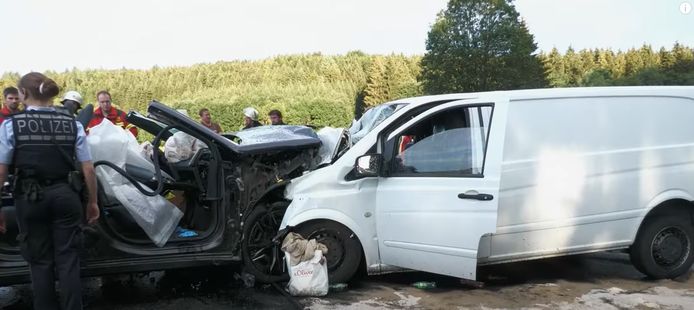 Het elektrische testvoertuig botste frontaal op twee andere wagens en raakte ook nog een vierde auto, waarvan de bestuurder om het leven kwam.