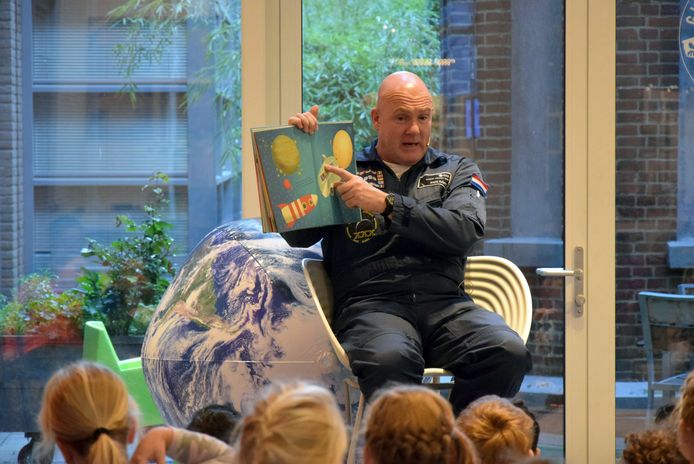 Astronaut Andre Kuipers leest voor in Veenendaal.
