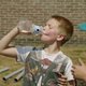 Een gewiekste aanpak in ‘Don’t Worry, Be Happy’: op het randje en er geregeld over