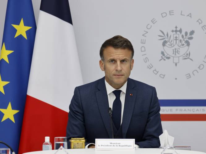 Macron rendra un hommage national mercredi aux deux surveillants pénitentiaires tués