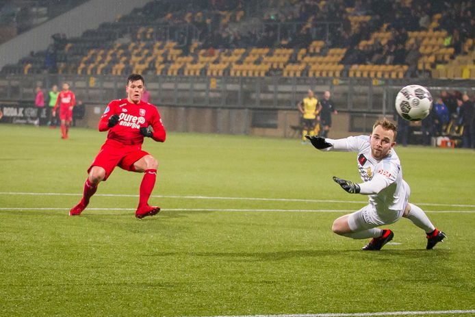 Tom Boere mist op bezoek bij Roda JC dé kans om zijn ploeg op een 0-2 voorsprong te zetten.