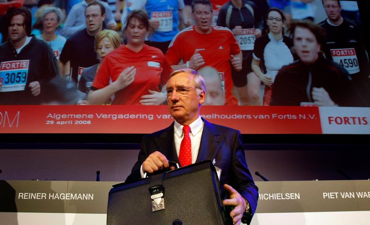 Toenmalig topman Jean-Paul Votron bij aanvang van een aandeelhoudersvergadering in 2008, het jaar dat de bank omviel. Beeld ANP