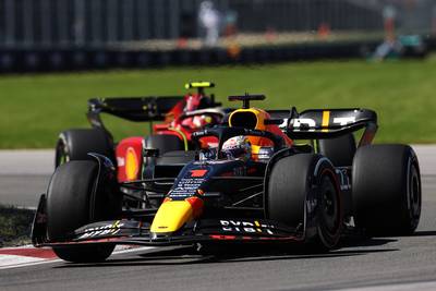 Max Verstappen viert ook in Montreal: Nederlander houdt na spannende race nipt Carlos Sainz af
