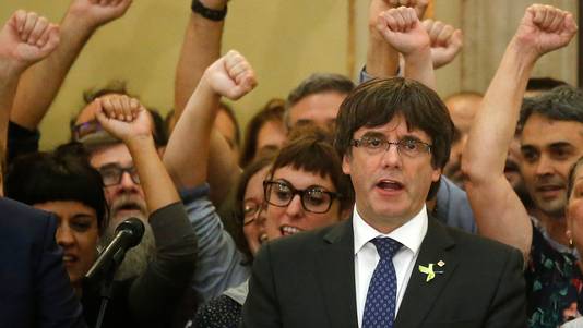 Carles Puigdemont zong gisteren het Catalaanse volkslied na een stemming over de onafhankelijkheid.