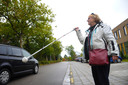 Margriet Rol (73) uit Veere is slechtziend. Als ze naar buiten gaat, neemt ze altijd haar witte stok mee.