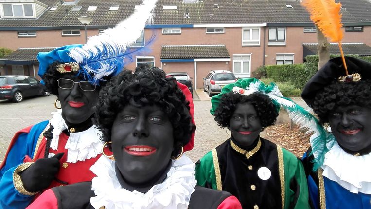 hongersnood tabak Bestuiven Opeens liepen de Zwarte Pieten de school binnen | Trouw